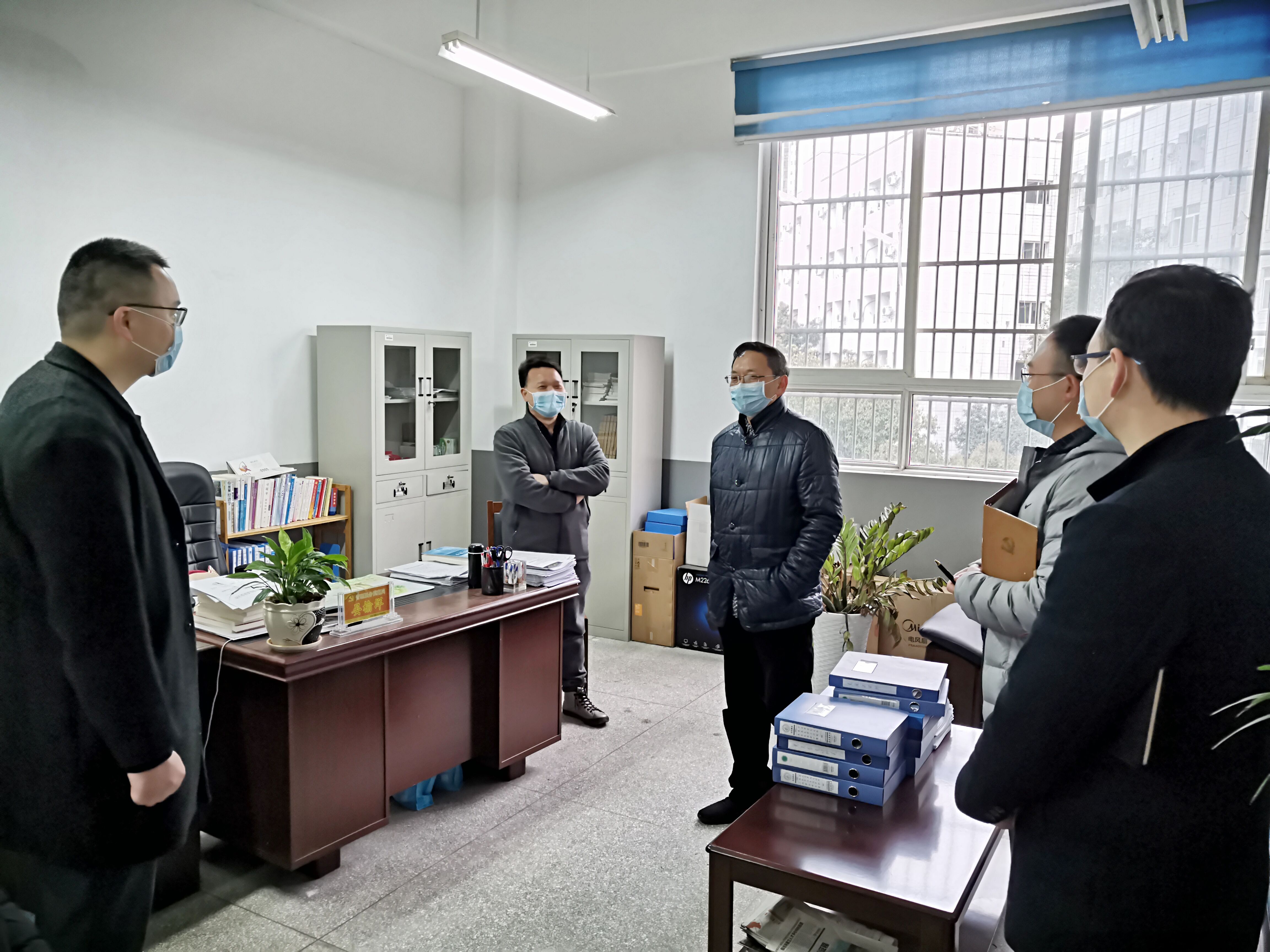学校领导关心看望疫情防控期间返校上班工作人员